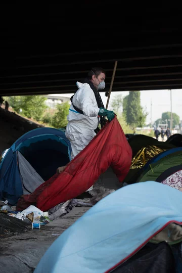 Służby przetransportowały migrantów do ośrodków w stolicy Francji 