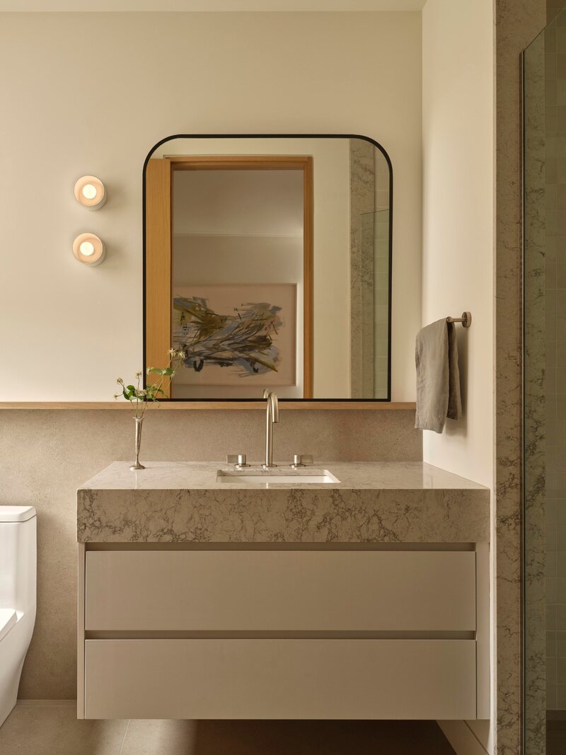 Nowoczesny dom nad wodą, w&nbsp;kt&oacute;rym naturalne materiały, światło i&nbsp;widok na&nbsp;wodę tworzą przestrzeń zaprojektowaną na&nbsp;pokolenia, projekt &Pierre