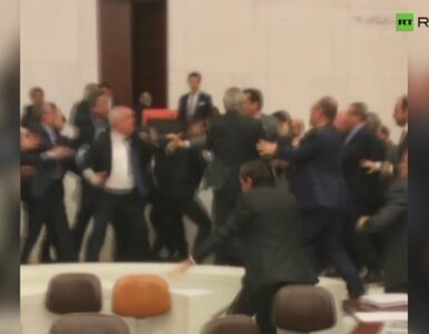 Miniatura: Bójka w tureckim parlamencie. Poseł...