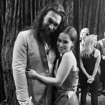 Jason Momoa i Emilia Clarke 