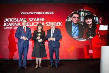 Jarosław Szarek (z prawej), Joanna Wieliczka-Szarek oraz&nbsp;wręczający nagrodę Dyrektor Muzeum Lotnictwa Tomasz Kosecki