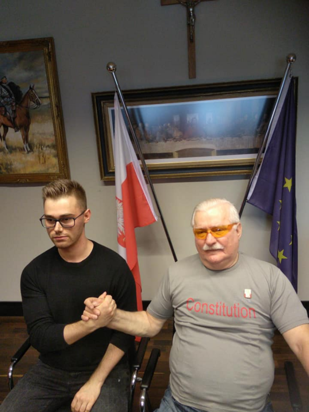 Lech Wałęsa w koszulce z napisem „Constitution” 