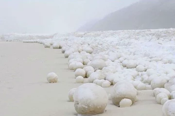 Lodowe kule różnej wielkości przykryły plażę 