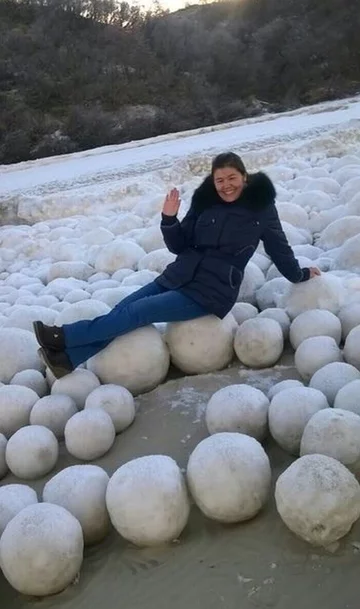 Mieszkanka Nydy siedzi na lodowych kulach 