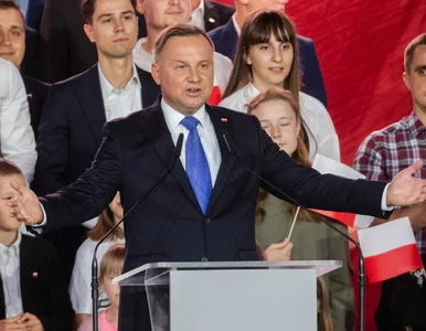 Miniatura: Duda i Trzaskowski uścisnęli sobie dłonie....