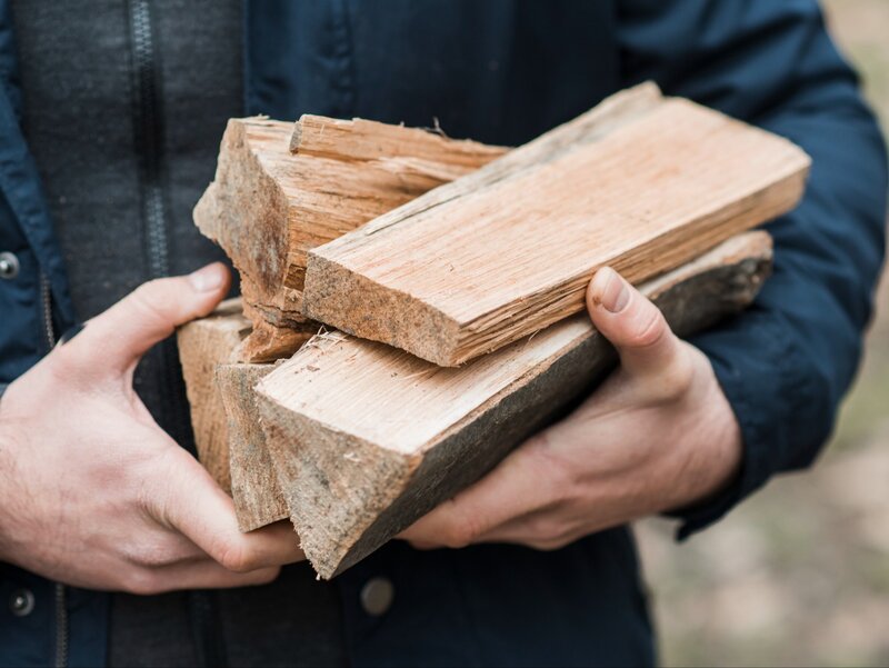 Wyb&oacute;r drewna opałowego to&nbsp;decyzja, kt&oacute;ra wpływa na&nbsp;temperaturę w&nbsp;domu, koszty ogrzewania i&nbsp;jakość powietrza