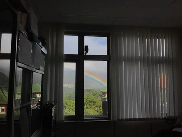 Tęcza nad budynkami kampusu uniwersyteckiego w Tajpej 