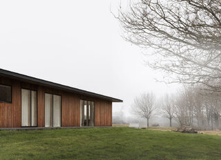 Jesienny i nostalgiczny. Parterowy dom zaprojektowany przez Norm Architects