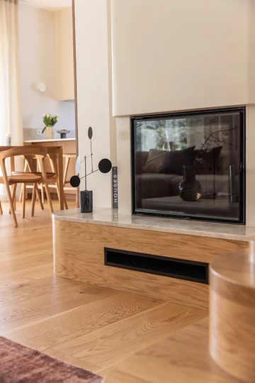 Projekt domu pod Warszawą autorstwa pracowni Decoroom to współczesna interpretacja stylu japandi — pełna naturalnych materiałów, miękkich form i spokojnej, harmonijnej kolorystyki 