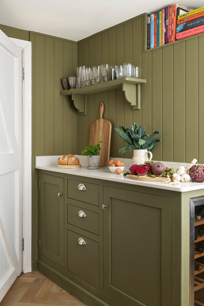 Oliwkowa kuchnia w stylu cottage stała się nieoczekiwanym trendem sezonu — ciepła, prosta i absolutnie nie do podrobienia
