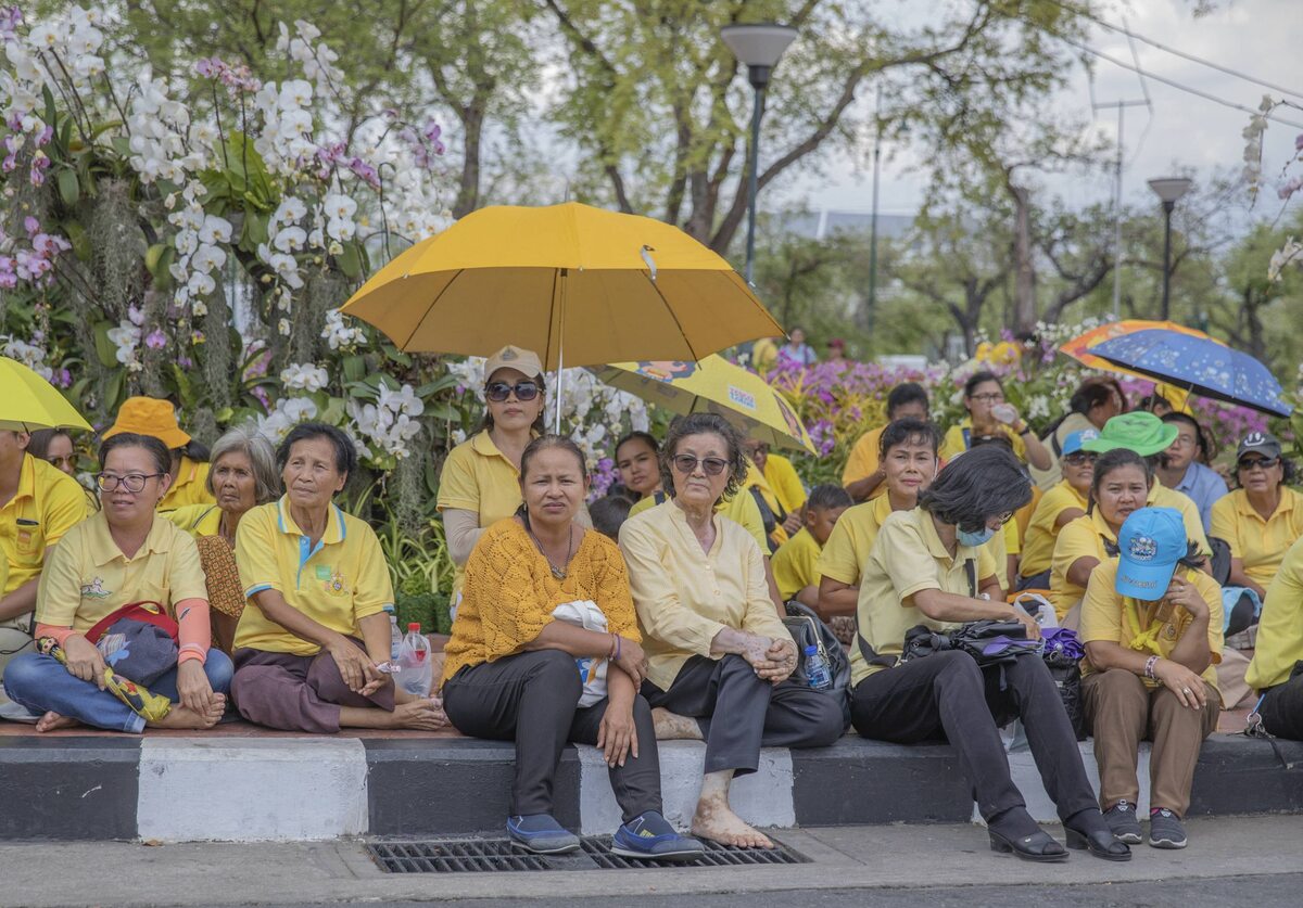 Poddani w Bangkoku ubrani na żółto - to kolor królewski 