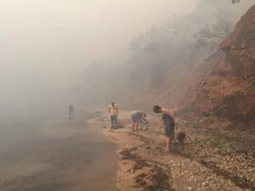 Pożar w Grecji, ludzie szukają schronienia 