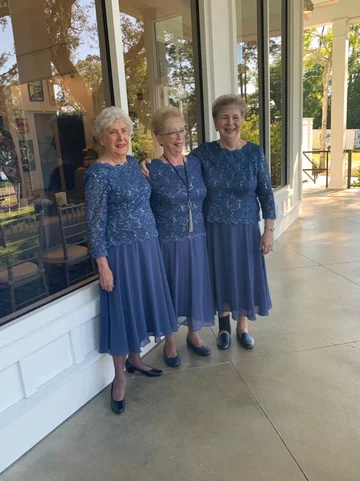 Babcie pary młodej w takich samych kreacjach 