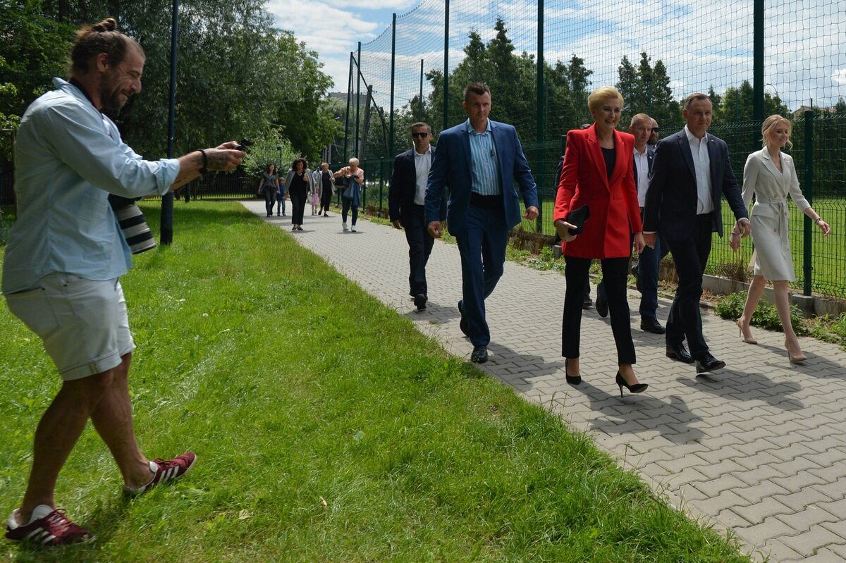 Kinga Duda zmierzająca na wybory z rodzicami 