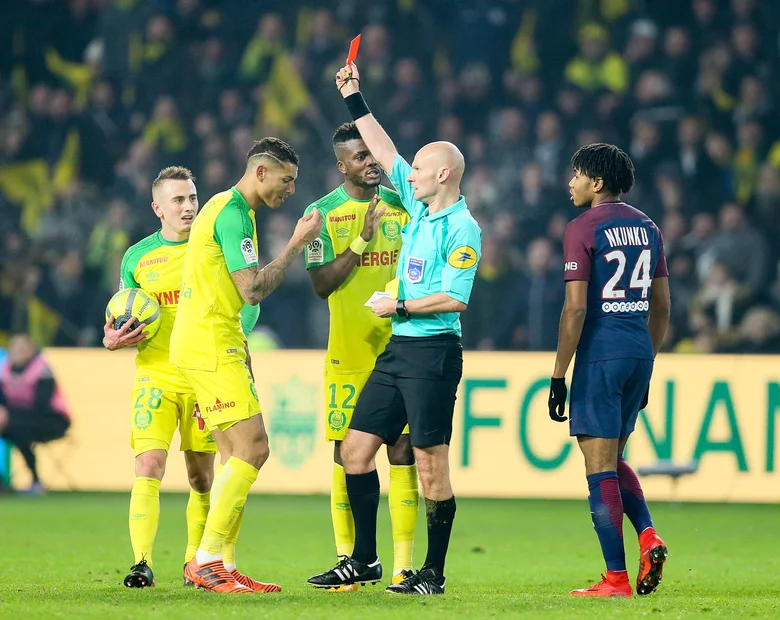 Miniatura: W meczu PSG sędzia sfaulował zawodnika, a...