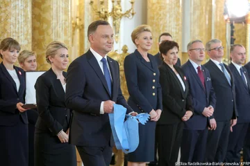 Para Prezydencka podczas uroczystości na Zamku Królewskim w Warszawie Na Zamku Królewskim Prezydent RP wręczył trzem wybitnym Polakom najwyższe odznaczenia państwowe: Ordery Orła Białego