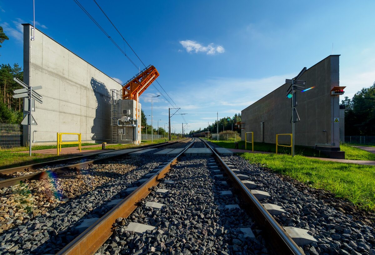Zakład Aparatury Jądrowej HITEC System CANIS prześwietlający wagony kolejowe wjeżdżające na teren Unii Europejskiej. Sercem systemu jest akcelerator wykonany w Zakładzie Aparatury Jądrowej NCBJ
