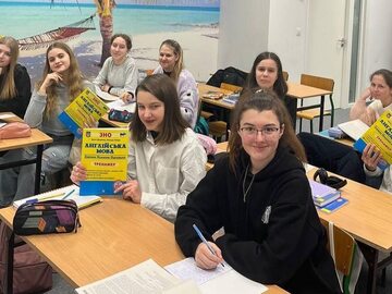 Uczniowie z Ukrainy przygotowują się do ukraińskiego Narodowego Testu Wieloprzedmiotowego w Polsce z Funadacją „Niezłomna Ukraina”
