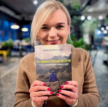 Angelika Chrapkiewicz-Gądek jest autorką dw&oacute;ch książek i&nbsp;m&oacute;wcą inspiracyjnym. &bdquo;Nusinersen wywr&oacute;cił moje życie do&nbsp;g&oacute;ry nogami.  Po&nbsp;leku zmienił się m&oacute;j komfort życia. Pewnych rzeczy już dawno nie&nbsp;robiłam, a&nbsp;teraz mogę&rdquo; &ndash; m&oacute;wi