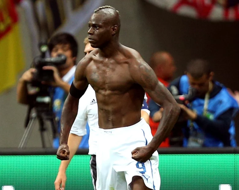 Miniatura: Balotelli zamówił pomnik... Balotellego