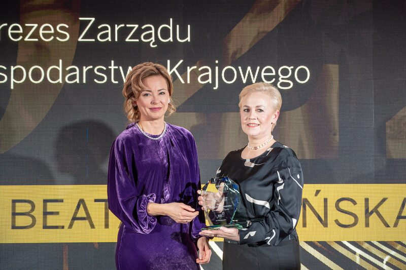 Beata Daszyńska-Muzyczka odbiera nagrodę specjalną od Agnieszki Jabłońskiej, wiceprezes PMPG SA
