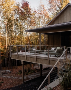 Miniatura: Dom zawieszony nad zboczem, gdzie...