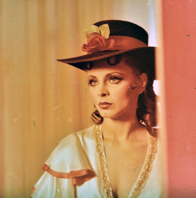 Izabela Trojanowska w 1983 roku w filmie „Szkoda twoich łez” w reżyserii Stanisława Lenartowicza
