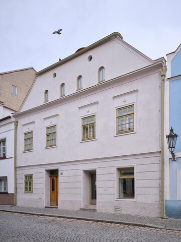 Renowacja Oblouková 171 trwała osiem lat, dziś dawny dom w Žatcu zachwyca, projekt ORA 