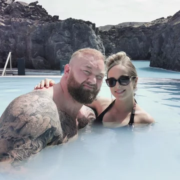 Hafþór Júlíus Björnsson i Kelsey Henson 