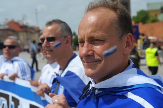 Fani piłkarskiej reprezentacji Grecji na Placu Zamkowym w Warszawie (fot. PAP/Andrzej Hrechorowicz)