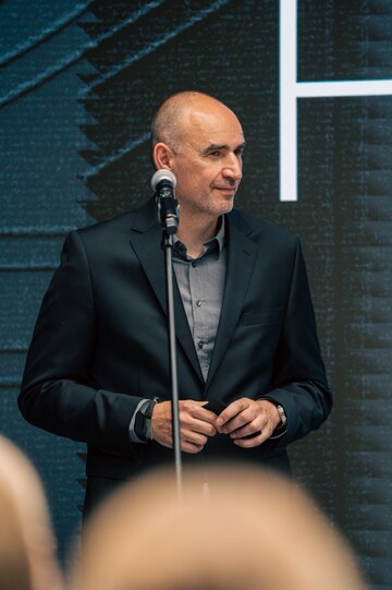Jubileusz 21-lecia HOLA Design był okazją do spotkania przedstawicieli świata architektury, designu, sztuki i rynku nieruchomości. Wieczór zainaugurował nowy cykl wydarzeń poświęconych współczesnej architekturze, wzornictwu i stylowi życia 