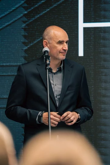 Jubileusz 21-lecia HOLA Design był okazją do spotkania przedstawicieli świata architektury, designu, sztuki i rynku nieruchomości. Wieczór zainaugurował nowy cykl wydarzeń poświęconych współczesnej architekturze, wzornictwu i stylowi życia 