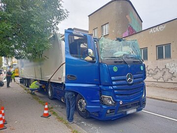 TIR zaklinował się pod&nbsp;wiaduktem