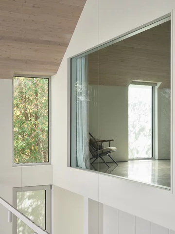 Komfortowy dom nad brzegiem jeziora, projekt MUUK Architecture 