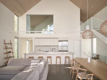 Komfortowy dom nad brzegiem jeziora, projekt MUUK Architecture 