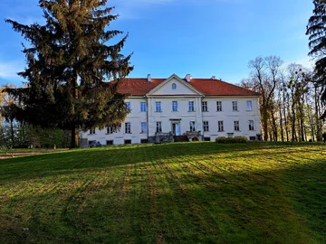 Park w Nakomiadach na Mazurach wiosną 