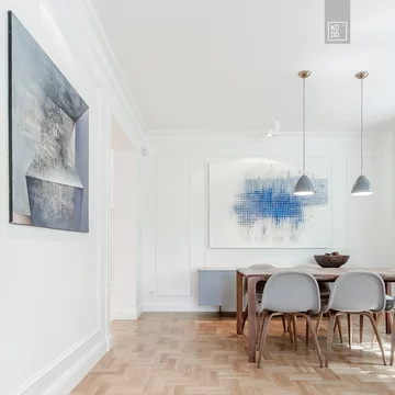 Biała willa we Wrocławiu, proj. KODO Projekty i Realizacje Wnętrz. Obrazy w salonie: Wojciech Lupa, Karolina Jaklewicz 