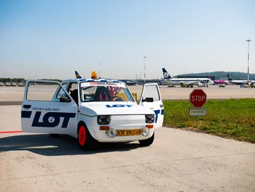 Fiat 126p w malowaniu PLL LOT 