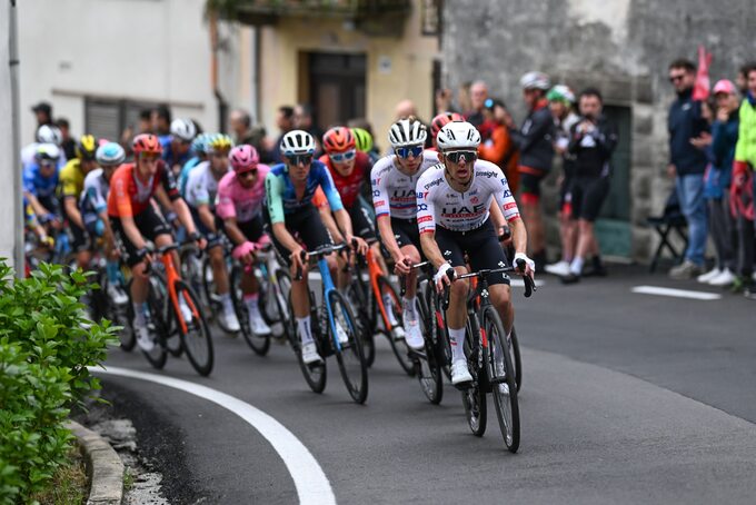Rafał Majka na czele peletonu na jednym z podjazdów Giro d'Italia