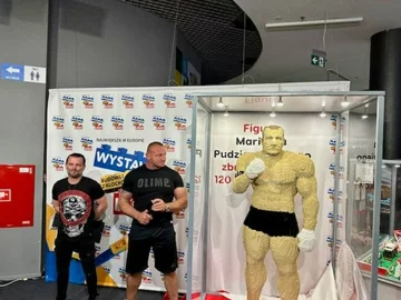 Mariusz Pudzianowski i jego figura z klocków Lego 