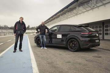 Walter R&ouml;hrl testuje nowe Porsche