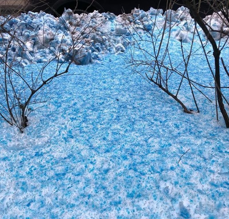 Niebieski śnieg w Petersburgu 