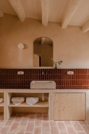 Rewitalizacja dawnej stolarni – projekt Clara Crous Arquitectura przywraca znaczenie materiałowi, światłu i oryginalnej strukturze budynku 