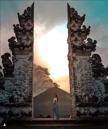 Dymiący wulkan Agung 