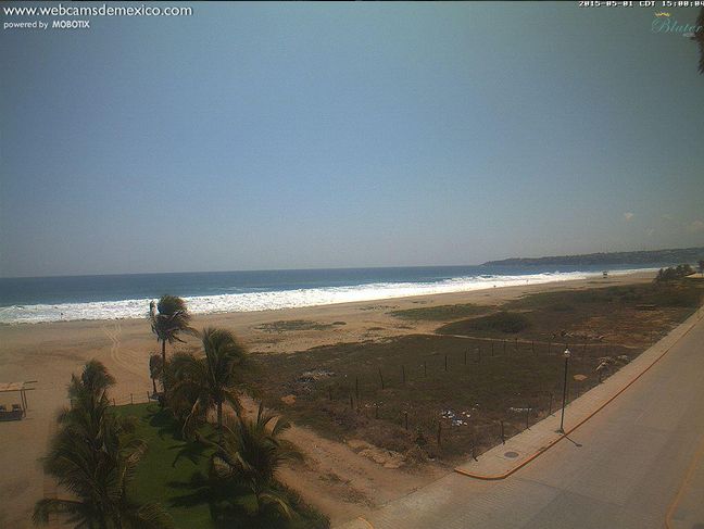 Plaża przed uderzeniem martwej fali (fot.Twitter/Webcam_mexico)