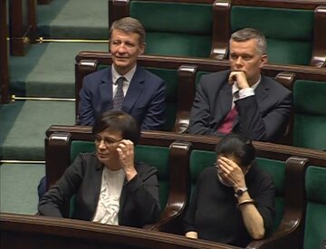 Tomasz Siemoniak słucha informacji o&nbsp;tablicach Mendelejewa
