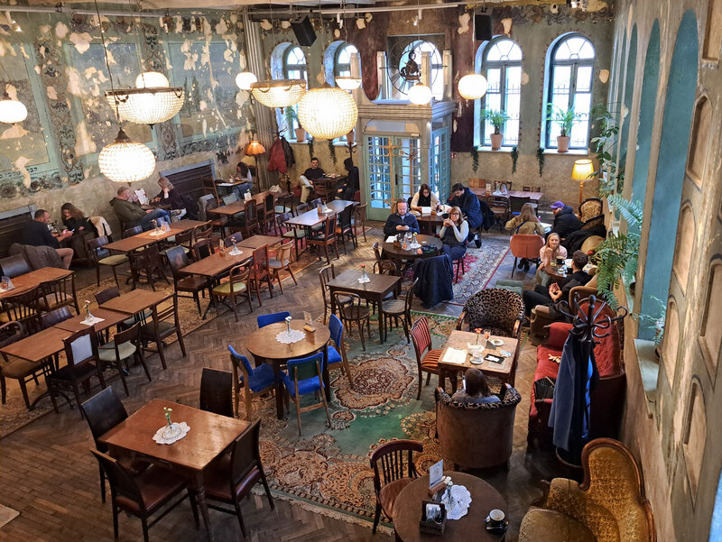 W samym sercu Kazimierza, przy zbiegu ulic Meiselsa i Bożego Ciała, stoi niepozorny, choć architektonicznie charakterystyczny budynek. To dawna synagoga Chewra Tehilim