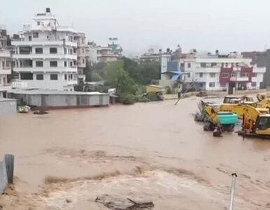 Miniatura: Powodzie i lawiny błotne w Nepalu. Nie...