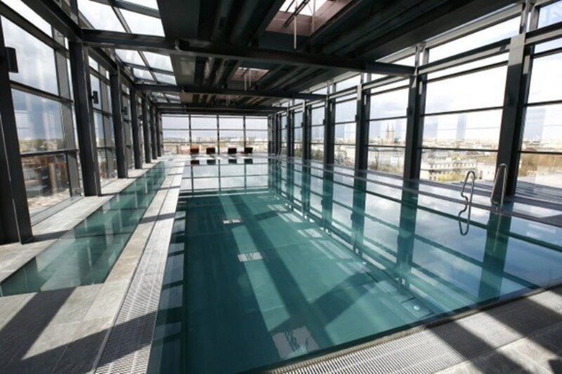 Na dachu hotelu znajduje się skySPAce – wyjątkowa strefa wellness z przeszklonym basenem, z którego roztacza się panoramiczny widok na Łódź