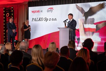 Krzysztof Zieliński, prezes Zarządu Palko odbiera nagrodę Orły &bdquo;Wprost&rdquo;. Nagrodę wręczyła Karolina Dorywalska, dyrektor Departamentu Komunikacji i&nbsp;Marketingu Polskiej Agencji Rozwoju Przedsiębiorczości